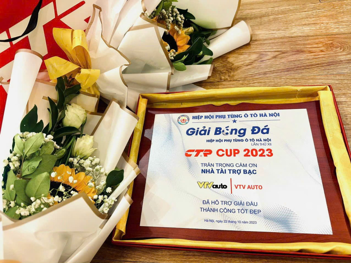 Sân Cỏ — Nơi Cả Ngành Phụ Tùng Là Một Nhà