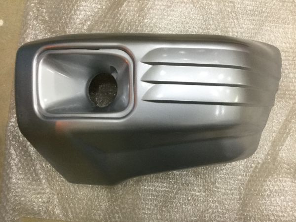 Ốp góc ba đờ xốc trước trái Mitsubishi Pajero V33