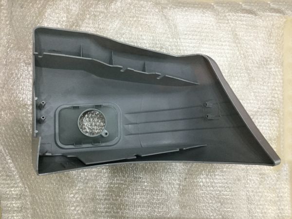 Ốp góc ba đờ xốc trước trái Mitsubishi Pajero V33