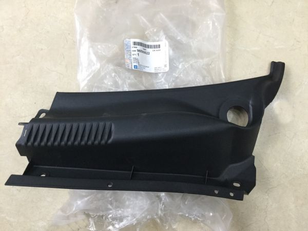 Ốp chân kính chắn gió trái Chevrolet Spark 2009-2011