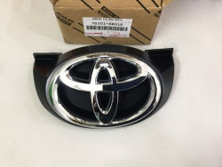 Logo mặt ca lăng liền đế trên ca lăng Toyota Innova 2009-2012