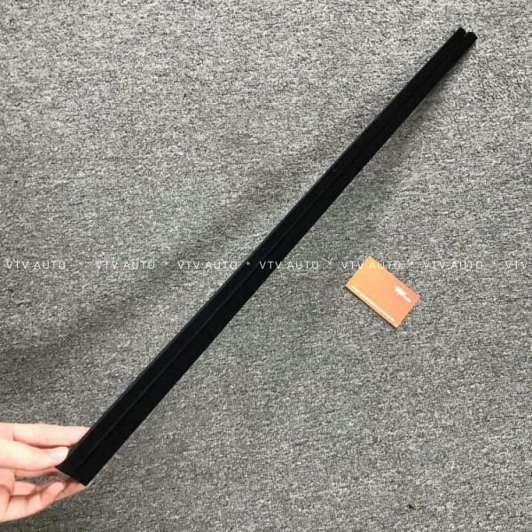 Nẹp Chân Kính Trong Trước, Phải, Đen (Saiya) Toyota Hilux  2005-2015, Fortuner 2008-2016