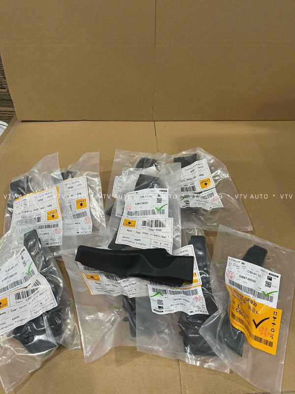 Ốp Nẹp Góc Dưới Chân Kính Chắn Gió Trước Bên Trái Highlander 07-15